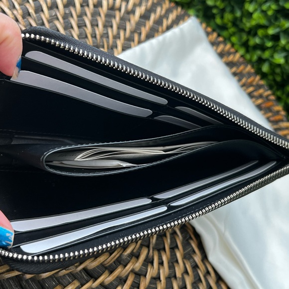 New GUCCI GG Supreme Monogram Kingsnake Zip Around Wallet in Black and Grey. - Picture 3 of 10